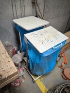 2 stk. affaldsstativer m. låg