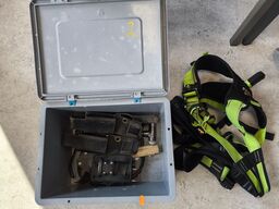 Kasse m. sikringsgrej samt div.