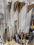 Håndstampere, spader, koste m.v.