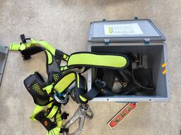 Kasse m. sikringsgrej samt div.