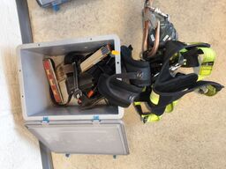 Kasse m. sikringsgrej samt div.