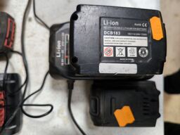 Lader & 2 stk. batterier til MICHANN rørskærer