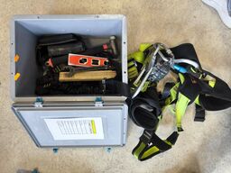 Kasse m. sikringsgrej samt div.