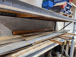 Indhold på reol - afretningsgrej, kasser m.v.