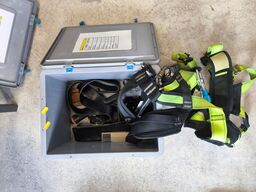 Kasse m. sikringsgrej samt div.