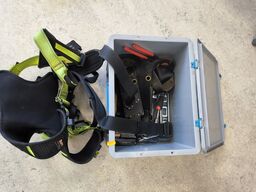 Kasse m. sikringsgrej samt div.