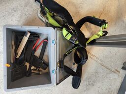 Kasse m. sikringsgrej samt div.