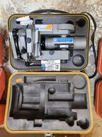 Ældre teodolit i kasse