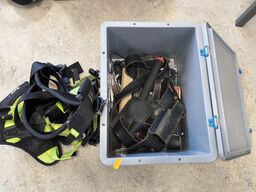 Kasse m. sikringsgrej samt div.