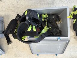 Kasse m. sikringsgrej samt div.