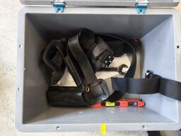 Kasse m. sikringsgrej samt div.