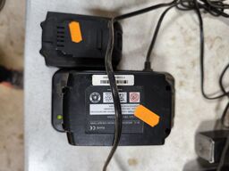 Lader & 2 stk. batterier til MICHANN rørskærer