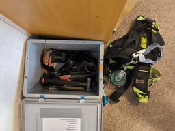 Kasse m. sikringsgrej samt div.