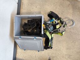 Kasse m. sikringsgrej samt div.