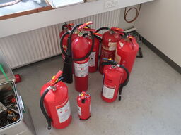 8 stk. pulverslukkere