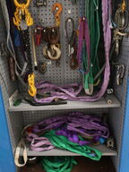 Stålskab på hjul inkl. indhold (løftegrej)