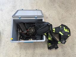 Kasse m. sikringsgrej samt div.