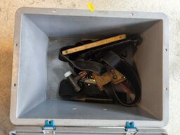 Kasse m. sikringsgrej samt div.