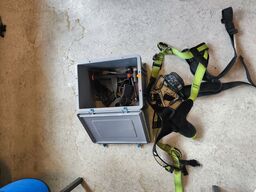 Kasse m. sikringsgrej samt div.