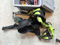 Kasse m. sikringsgrej samt div.