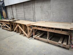 3 stk. arbejdsborde i træ inkl. indhold