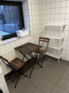 Bord m. 2 stole og reol