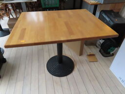 13 stk. cafeborde med 23 stk. cafestole