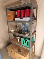 2 stk. reoler med indhold