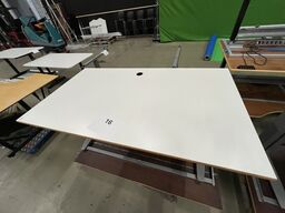 2 skriveborde SIS, højdejusterbart