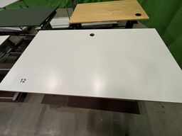 2 skriveborde SIS, højdejusterbart