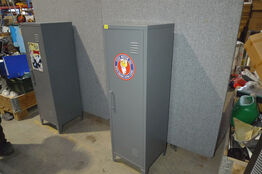 Stålskab m/ESSO logo, 2 stk. hylder