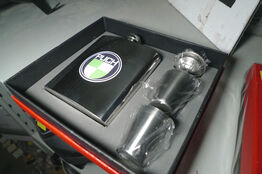 Lommelærke m/PUCH logo, tragt + 4 stk. drikkebægre