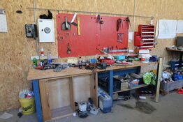 Arbejdsbord med skruestik, div. Værktøj og varelager samt værktøjstavle med indhold