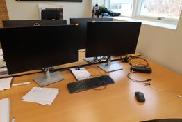 2 stk. computerskærme DELL P2722H, tastatur, mus, dockingstation LENOVO ThinkPad Hybrid USB-C with USB-A Dock