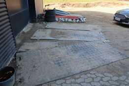 8 stk. køreplader, div. Varelager, palletank, karm m.m.