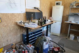 El. hæve/sænke skrivebord med indhold bl.a. 2 stk. computerskærme DELL S2421HN, dockingstation m.m.