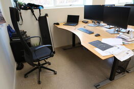 El. hæve/sænke skrivebord uden indhold samt kontorstol