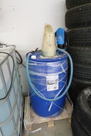 Tønde med sprinklervæske samt pumpe (Ca 1/3 fuld)