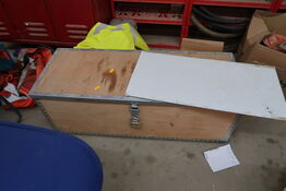 Opbevaringskasse med indhold