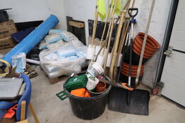 Div. Haveredskaber, flag samt spand med indhold