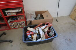 Kasse med løftestroppe, samt div. Reservedele til værktøj m.m.