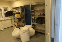 Reoler m. indhold: Værktøj, værnemiddler mv. 