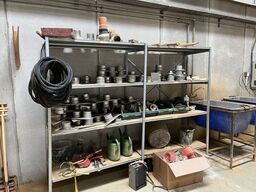 Reol indhold: Afløb, værktøj mv. 