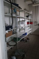 Reol m. indhold: åndeværn mv. 