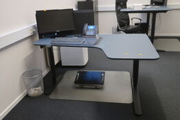 El. hæve/sænke skrivebord, computerskærm SAMSUNG samt skab