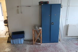 Stålskab med div. Håndværktøj, varelager m.m.