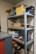 Reol med div. Værktøj, engangshandsker m.m.