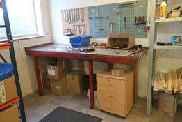 Arbejdsbord med værktøjstavle, div. Værktøj samt akku håndværktøj METABO