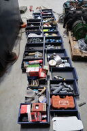 Div. Plastikkasser med varelager og reservedele