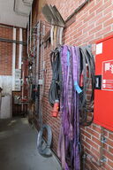 Div. Forlængerledninger samt løftestroppe og haveredskaber